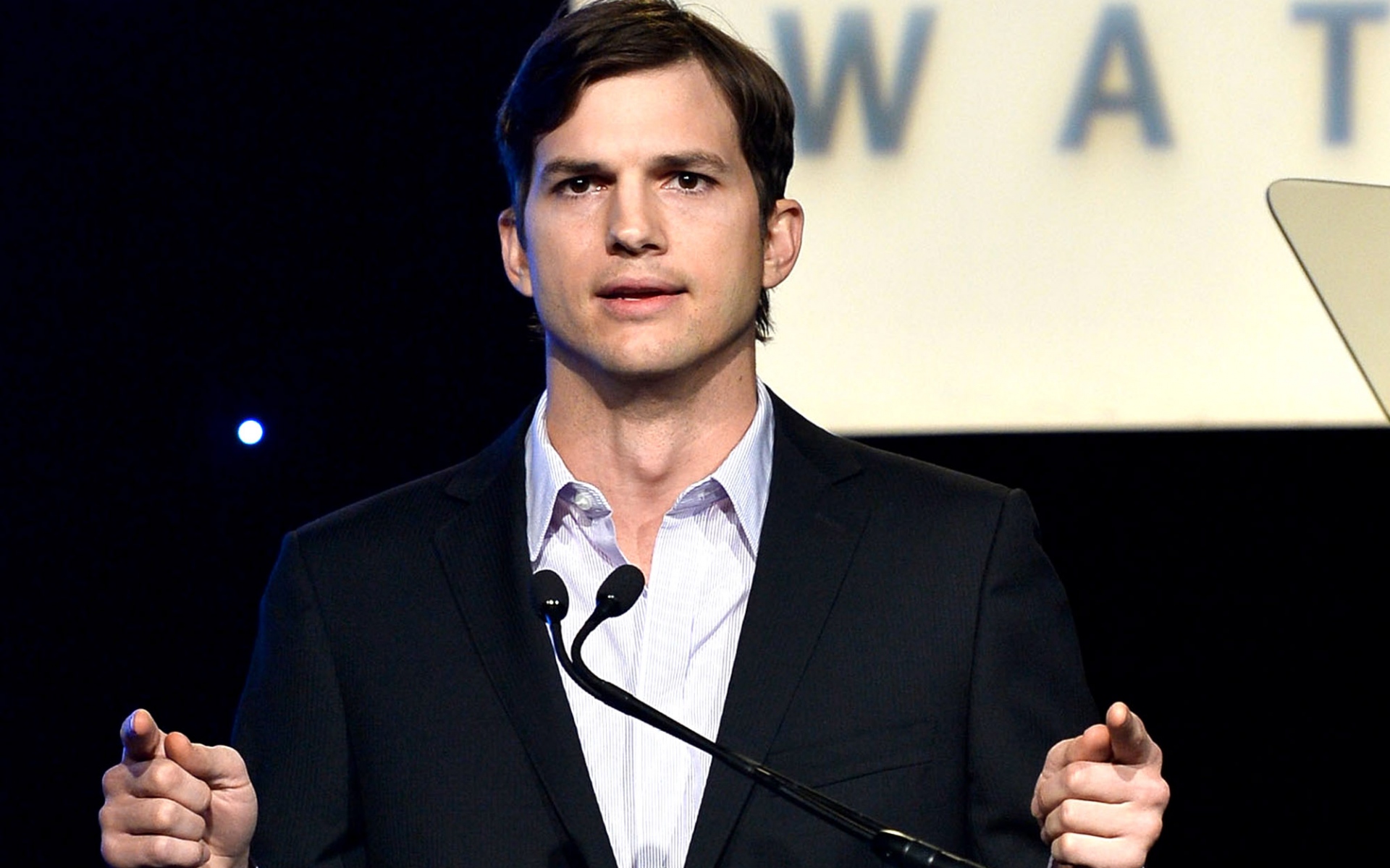 Картинки Пепельница kutcher, актер, спектакль, куртка фото и обои на рабочий стол
