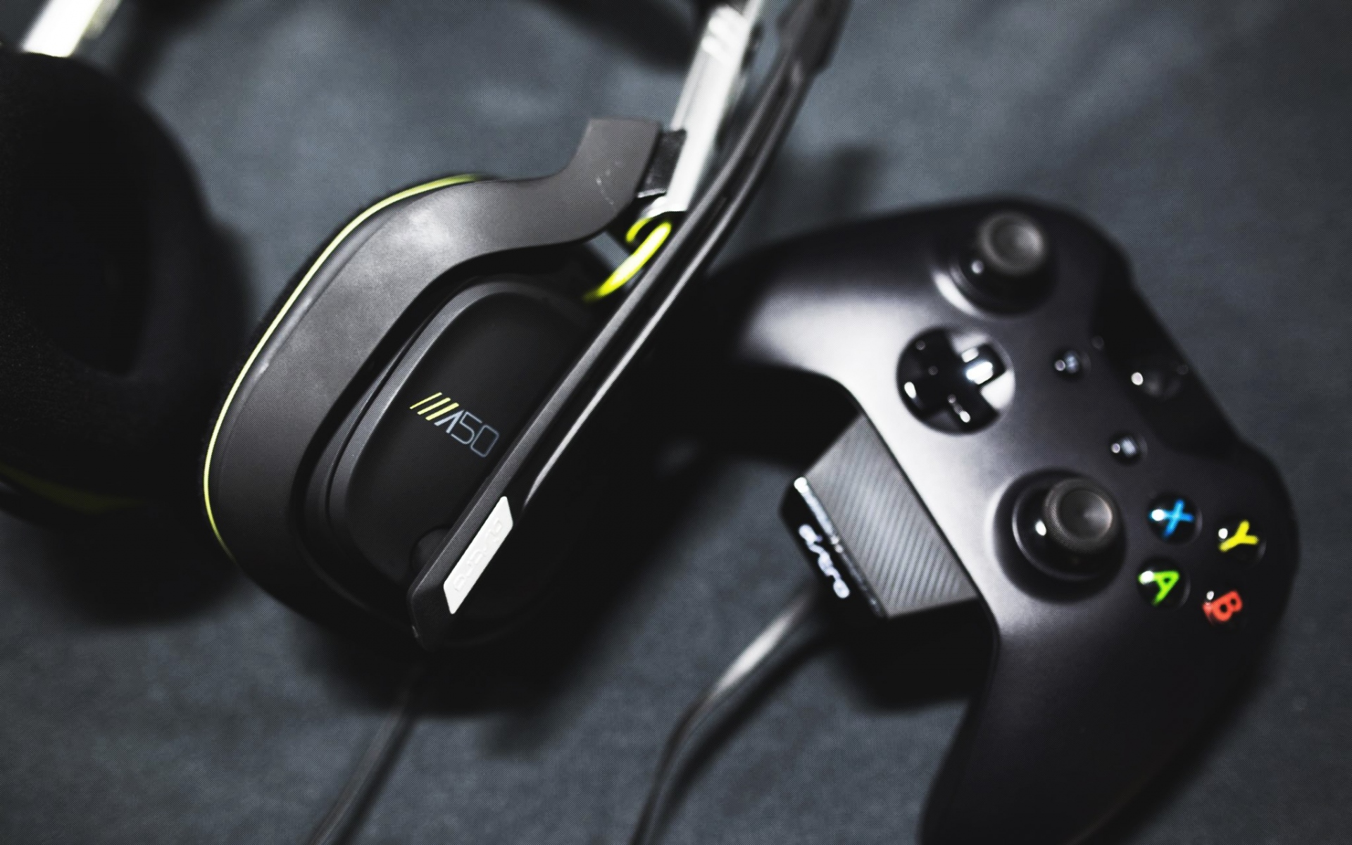 Картинки Xbox, xbox один, консоль, джойстик, наушники фото и обои на рабочий стол