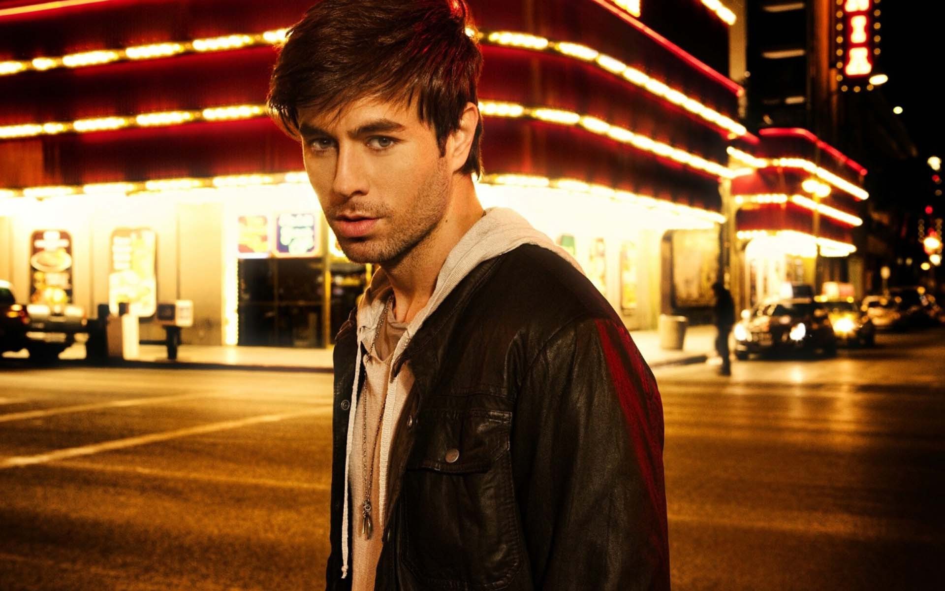 Картинки Enrique iglesias, певец, улица, взгляд фото и обои на рабочий стол
