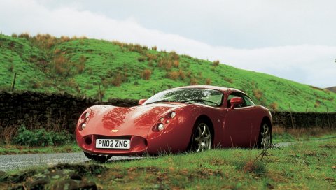 Tvr t440, красный, вид сбоку, трава