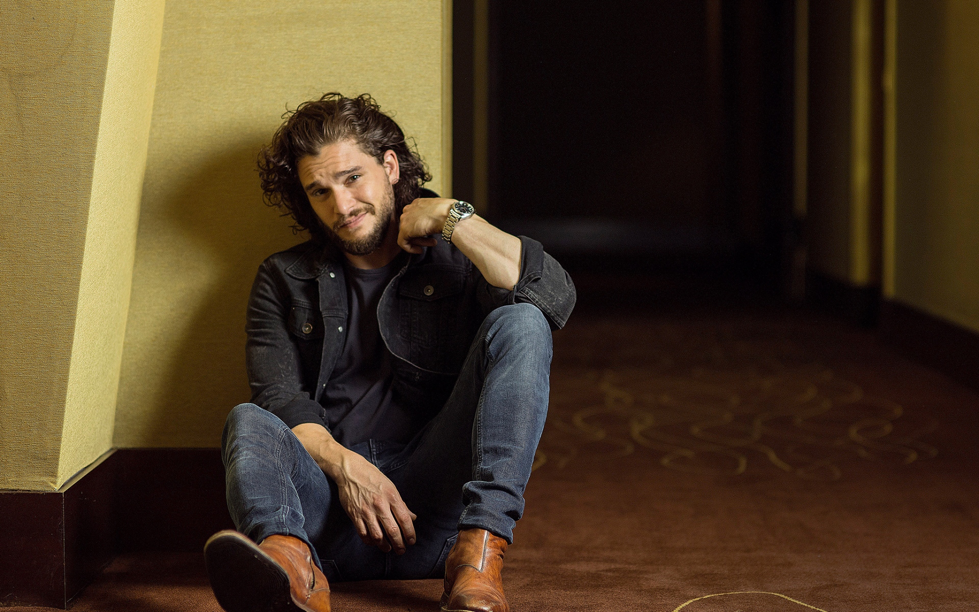 Картинки Комплект harington, актер, брюнетка, ванная комната фото и обои на рабочий стол