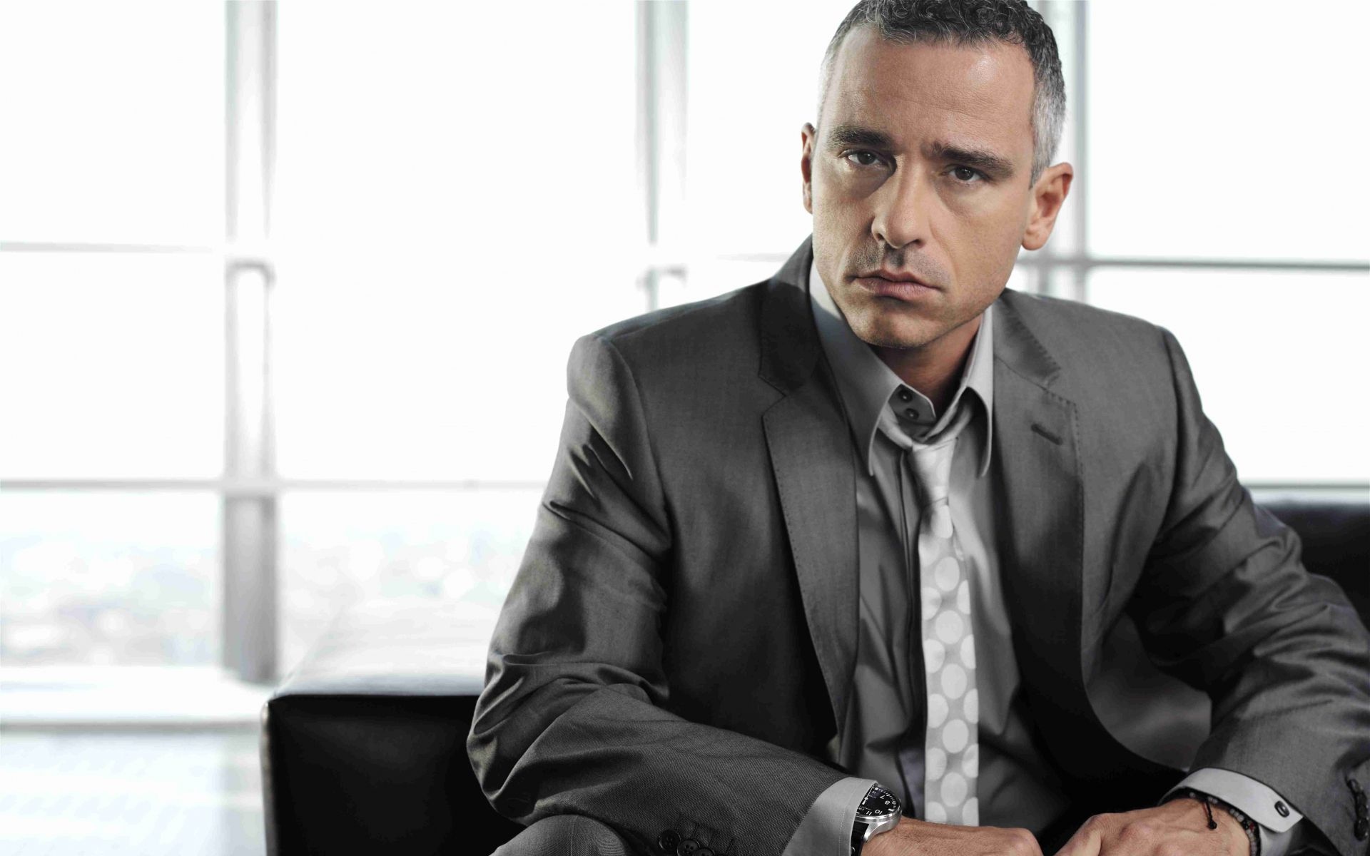 Картинки Eros ramazzotti, певец, мужчина, седой, смокинг фото и обои на рабочий стол
