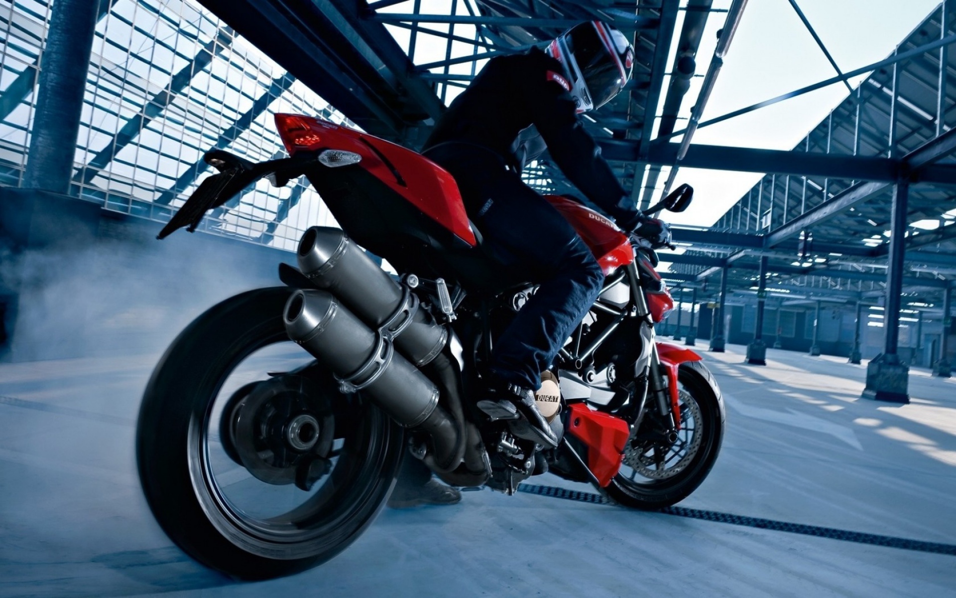 Картинки Ducati, мотоцикл, мотоциклист, вид сбоку фото и обои на рабочий стол