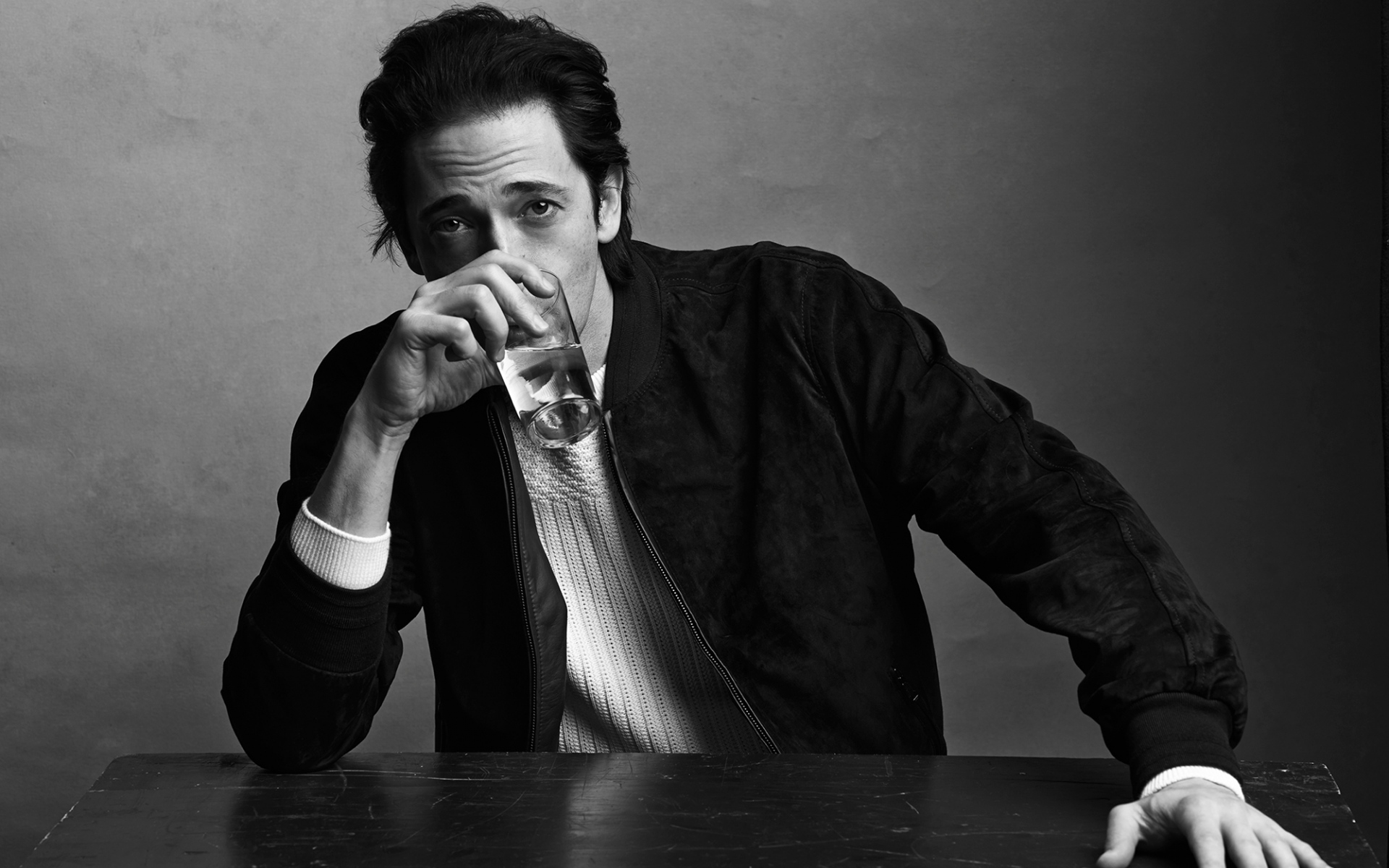Картинки Adrien brody, стекло, лицо, bw фото и обои на рабочий стол