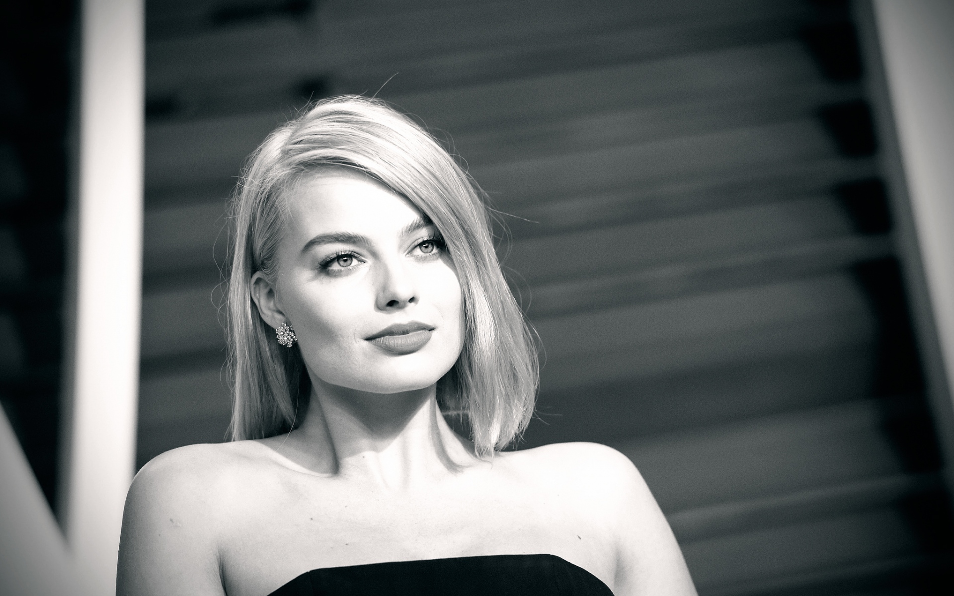 Картинки Margot robbie, модель, знаменитость, улыбка, bw фото и обои на рабочий стол