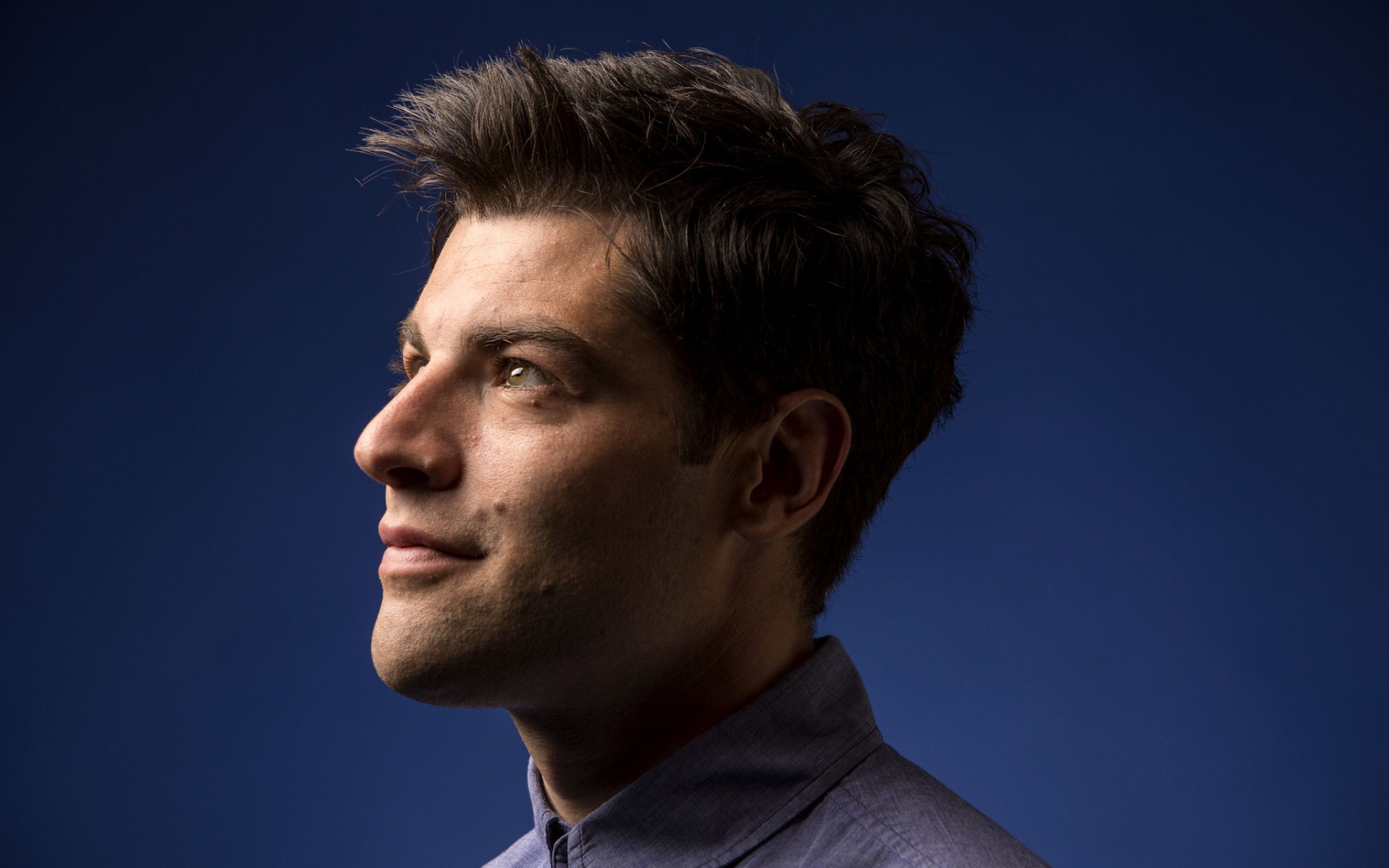 Картинки Max greenfield, актер, профиль, брюнетка фото и обои на рабочий стол