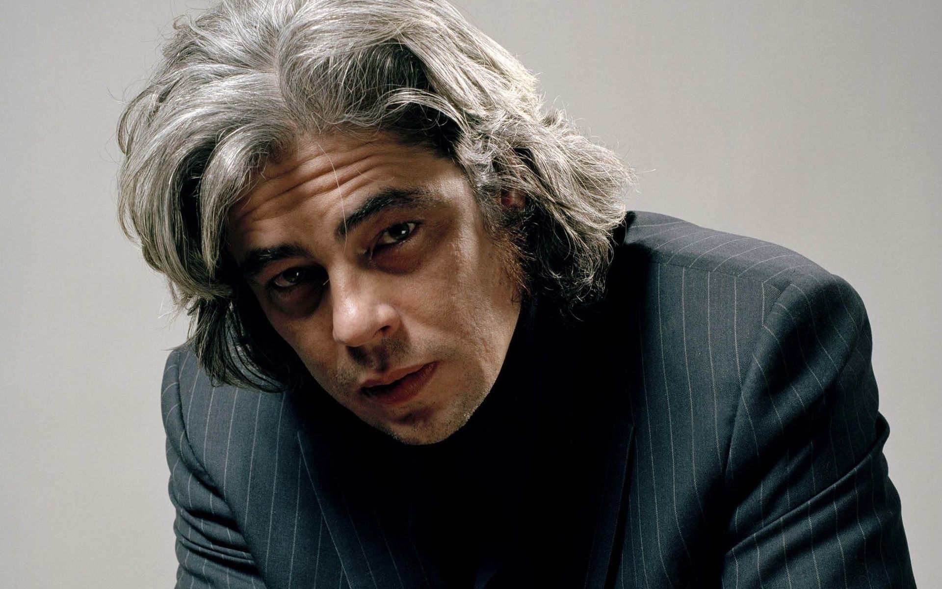 Картинки Benicio del toro, актер, седой, куртка фото и обои на рабочий стол