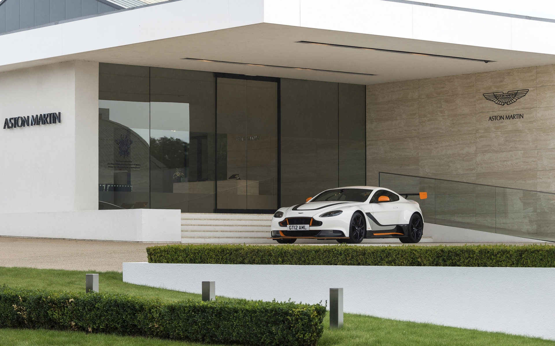 Картинки Aston martin, v12, vantage, белый фото и обои на рабочий стол