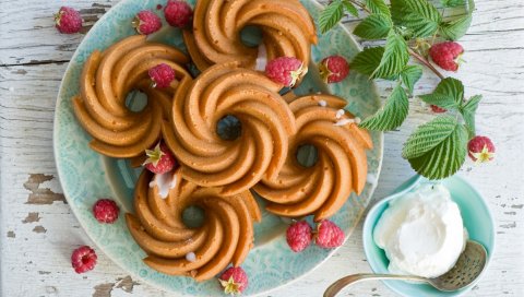 печенье, малина, сливки