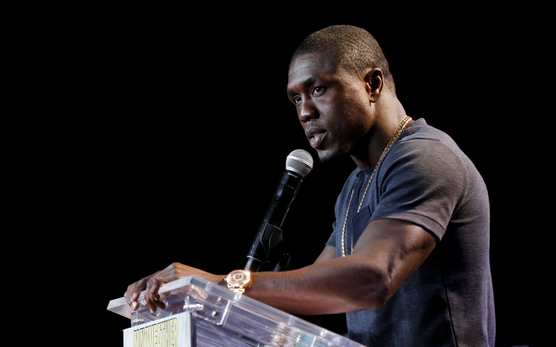 Картинки Andre berto, боксер, wba, производительность, микрофон, кафедра фото и обои на рабочий стол