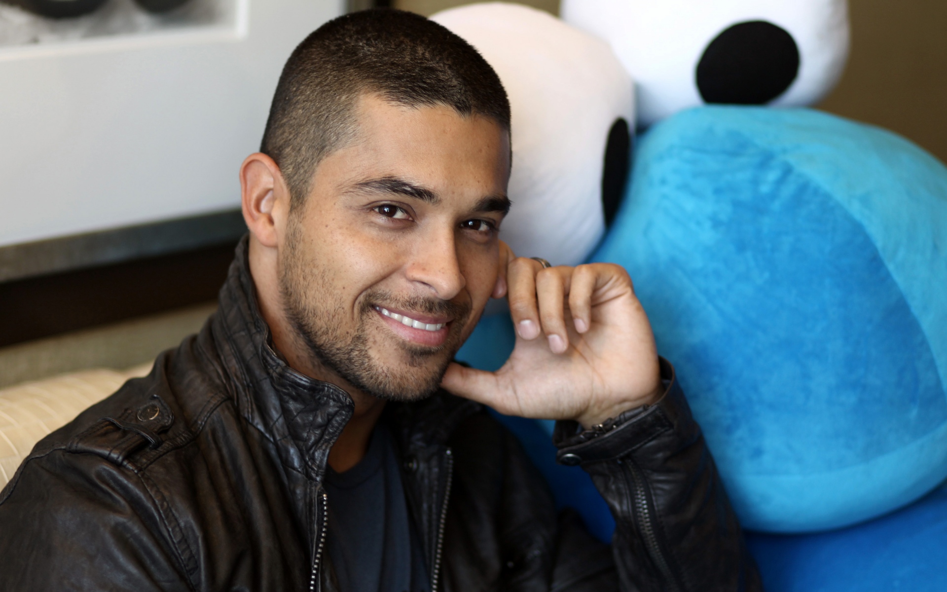 Картинки Wilmer valderrama, улыбка, знаменитость, актер, голливуд фото и обои на рабочий стол