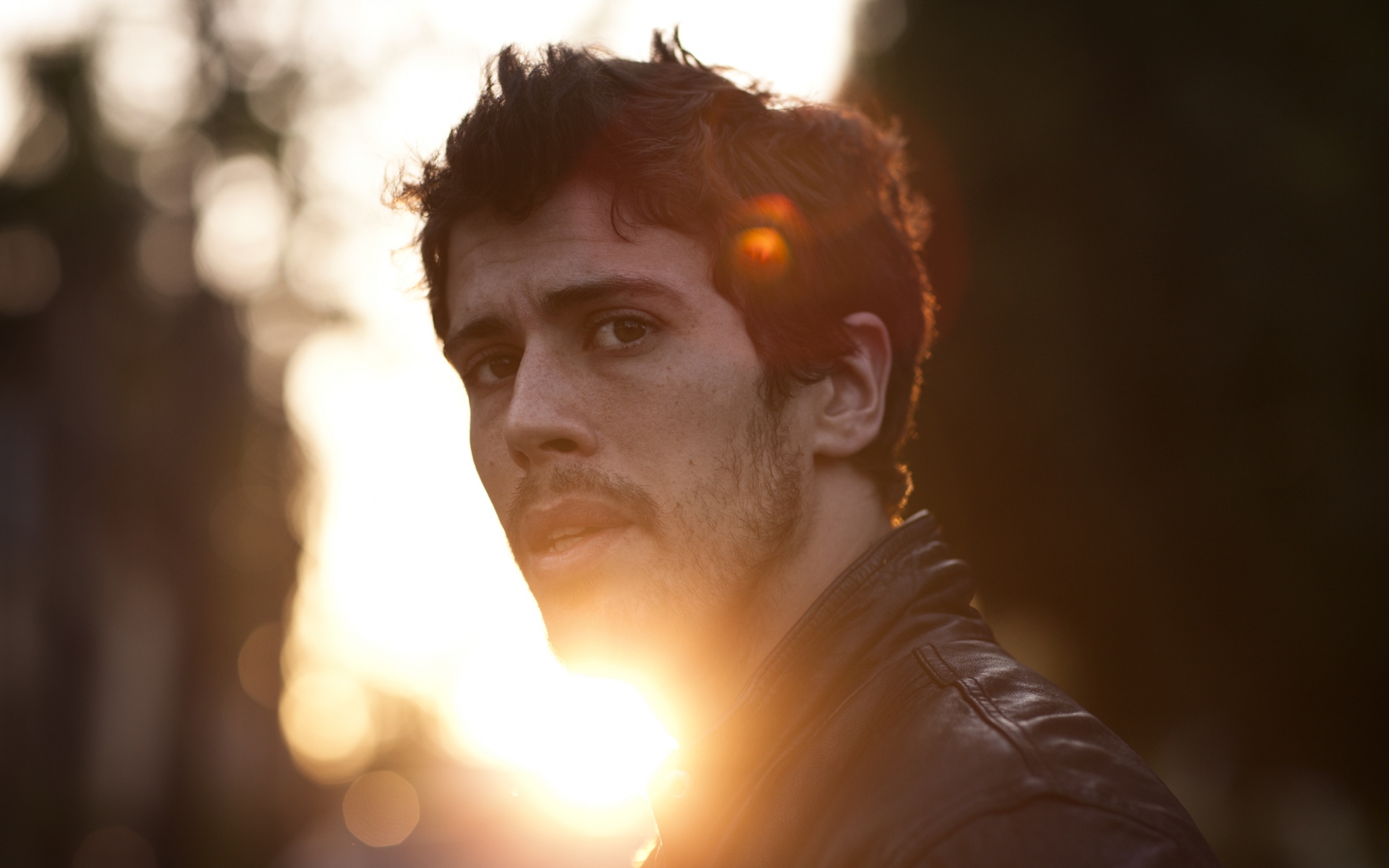 Картинки Toby kebbell, актер, солнечный свет, лицо фото и обои на рабочий стол