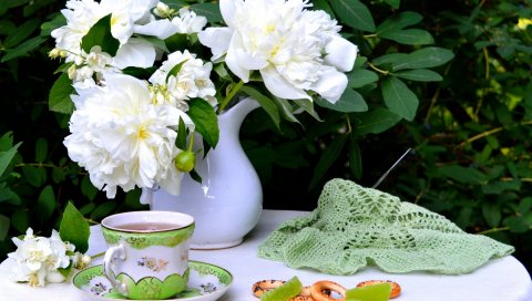 Цветы, чашка, крендели, натюрморт
