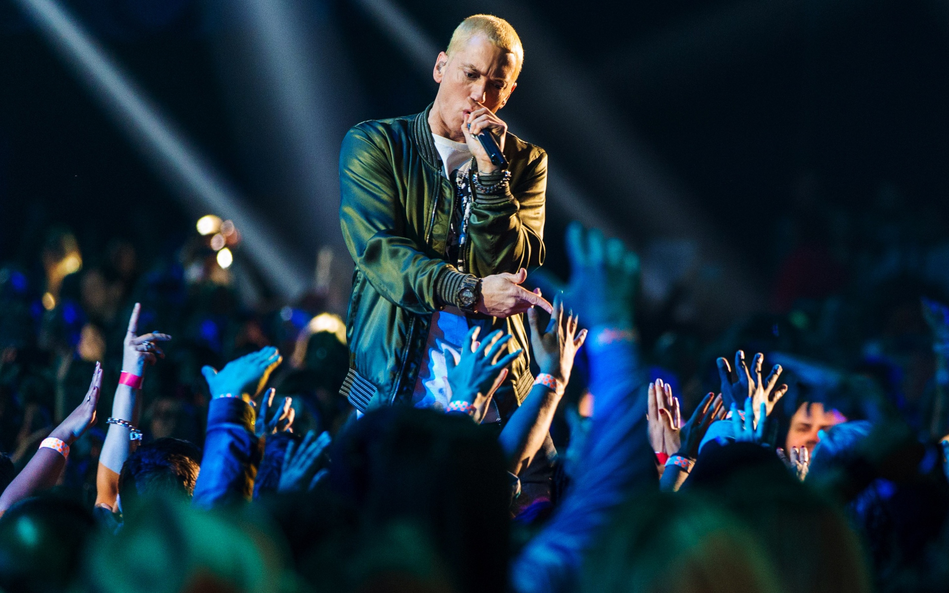 Картинки Eminem, исполнение, аудитория, руки фото и обои на рабочий стол