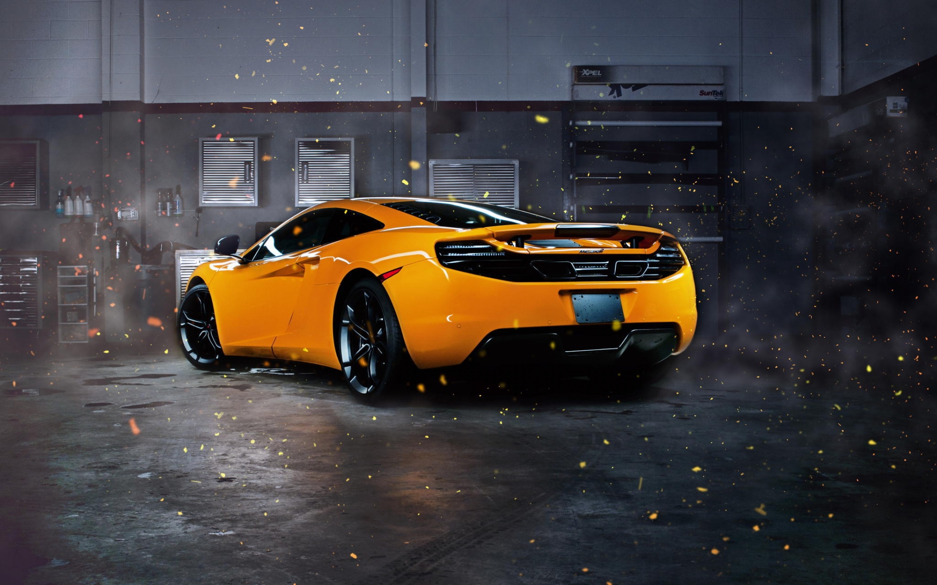 Картинки Макларен, MP4-12C, искры, желтый, вид сзади фото и обои на рабочий стол