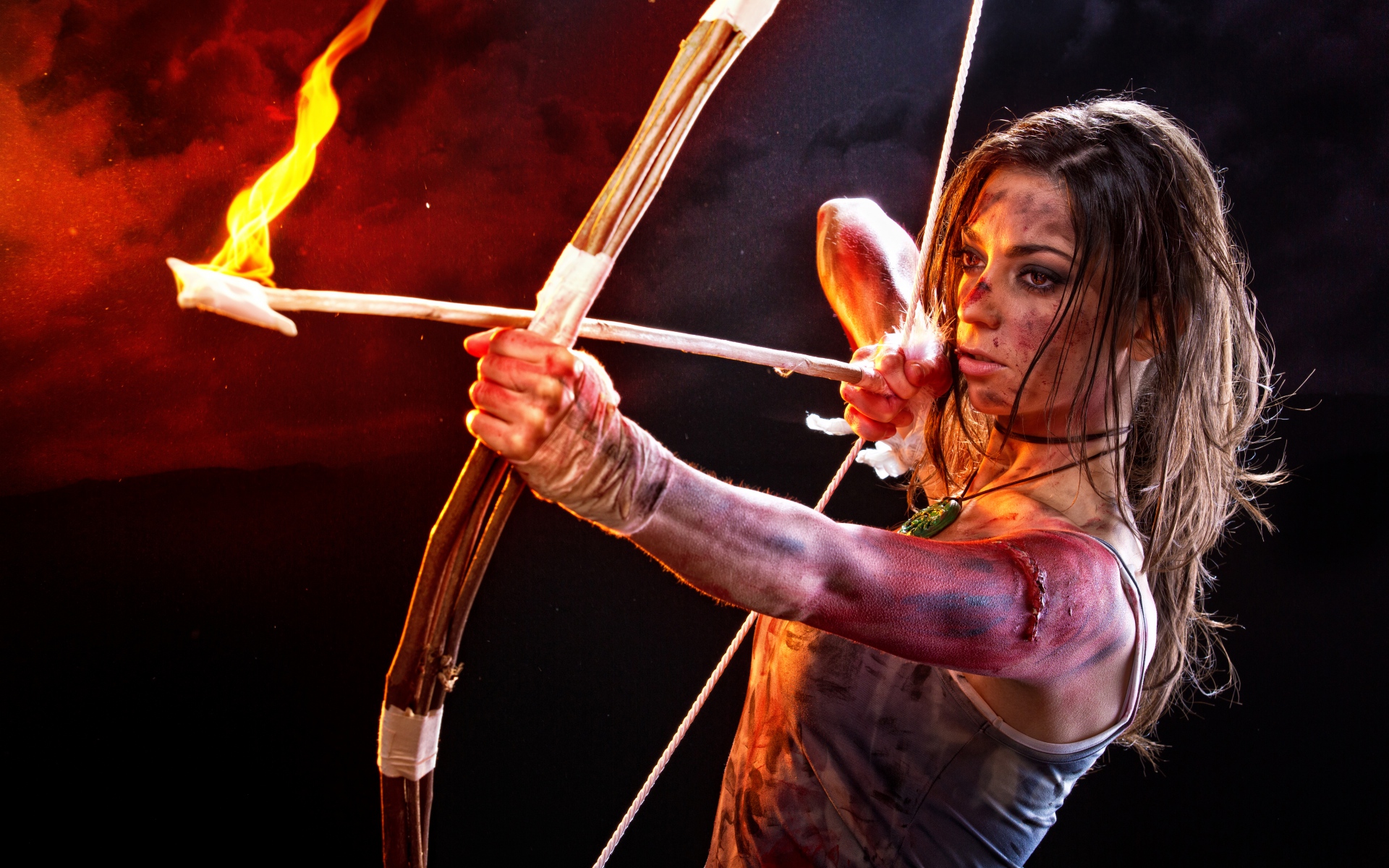 Картинки Tomb Raider, Лара Крофт, лук, стрела, кровь фото и обои на рабочий стол