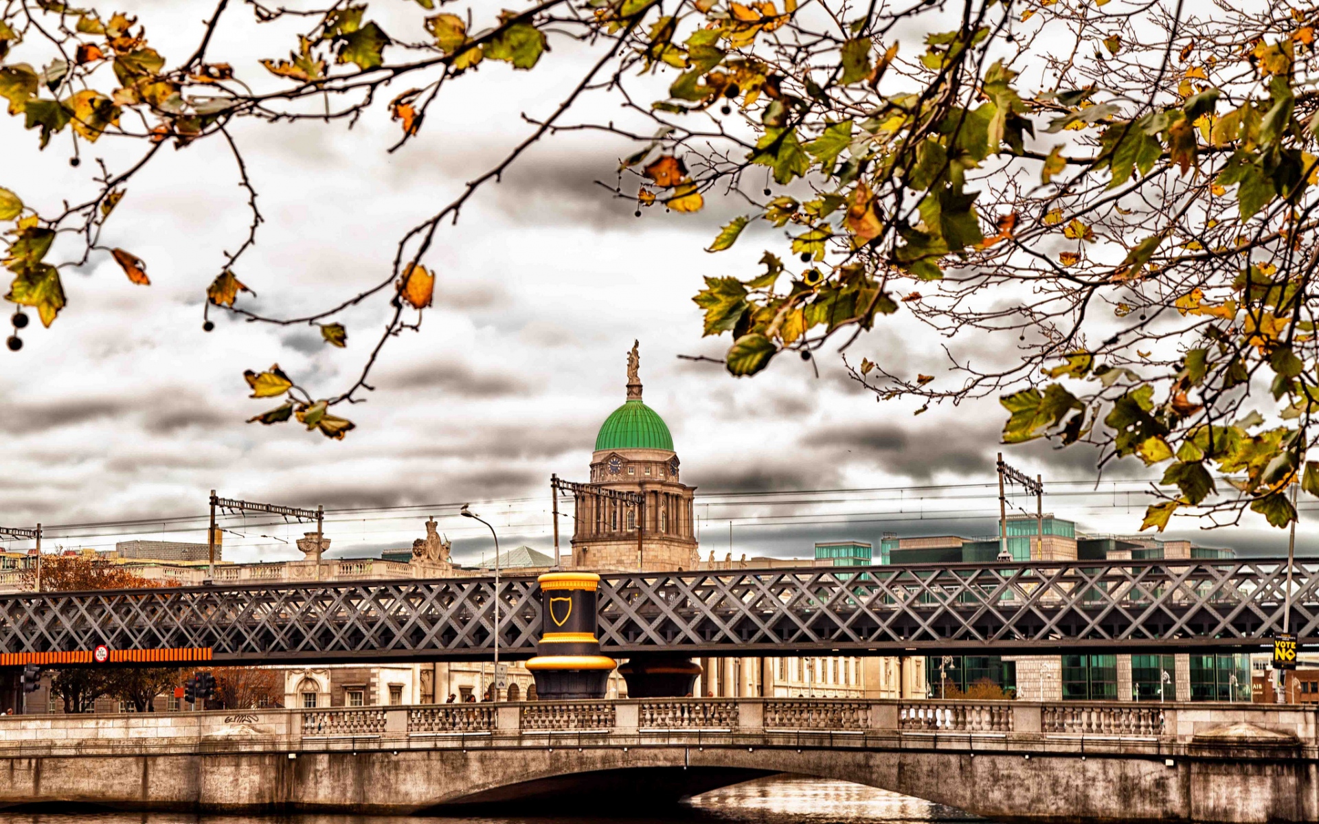 Картинки Дублин, Ирландия, здание, осень, деревья, мост фото и обои на рабочий стол