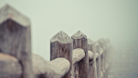Забор, размытие, туман