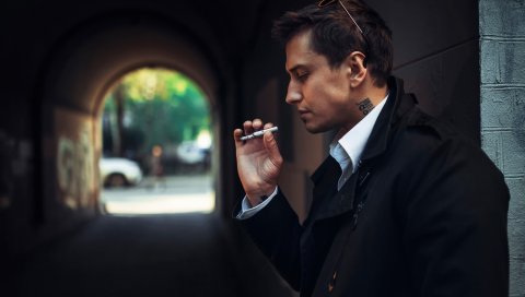 Павел прилучный, актер, мужчина, пальто, сигарета, татуировка