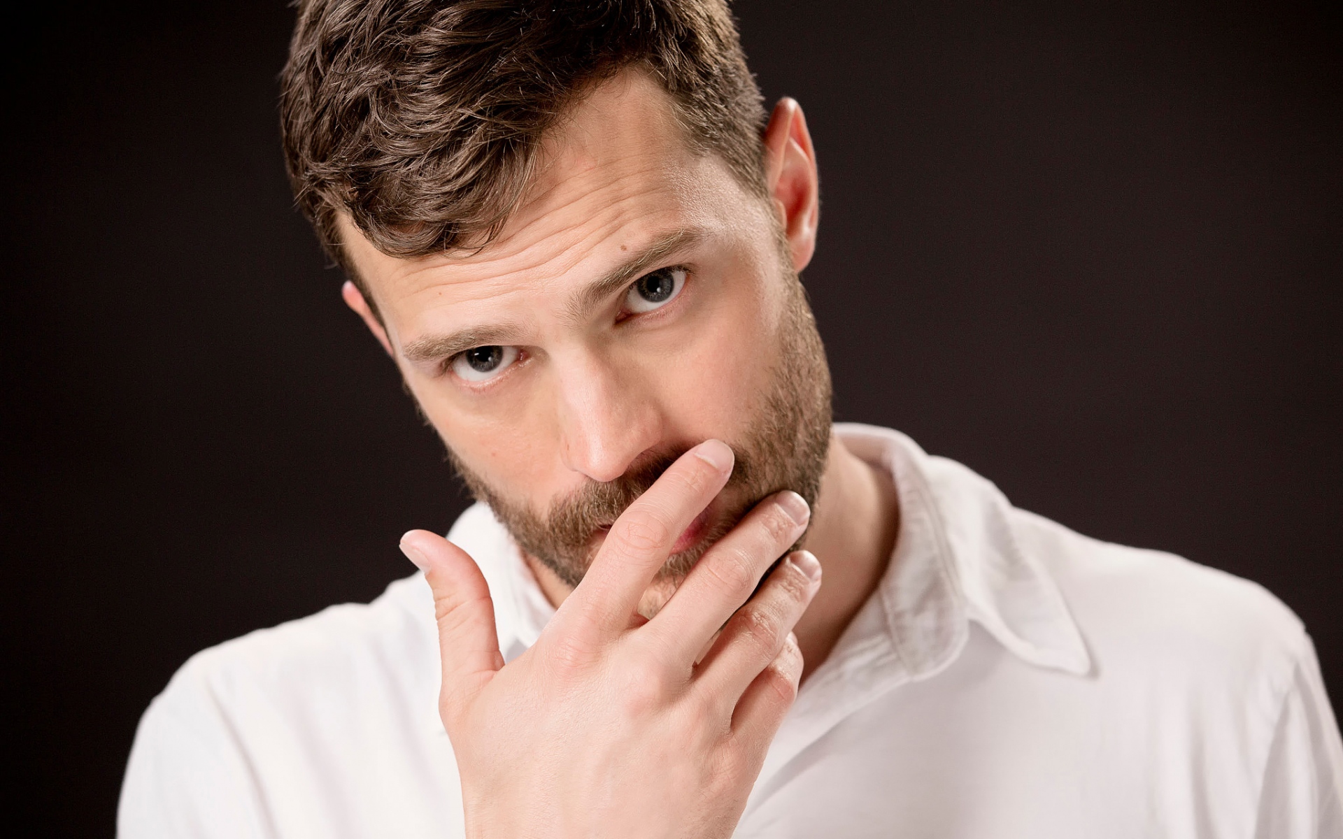 Картинки Jamie dornan, los angeles раз, лицо, рука, борода фото и обои на рабочий стол