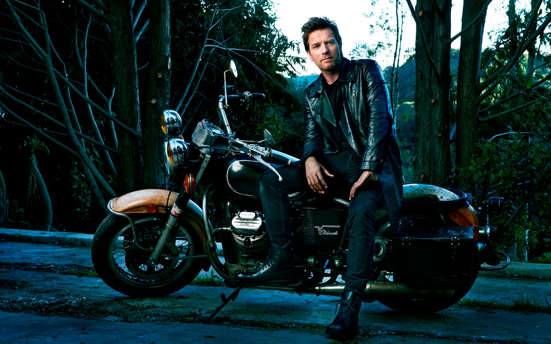 Картинки Ewan mcgregor, elle men, фотосессия, мотоцикл фото и обои на рабочий стол