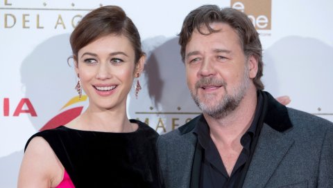 Russell crowe, olga kurylenko, знаменитость, улыбка