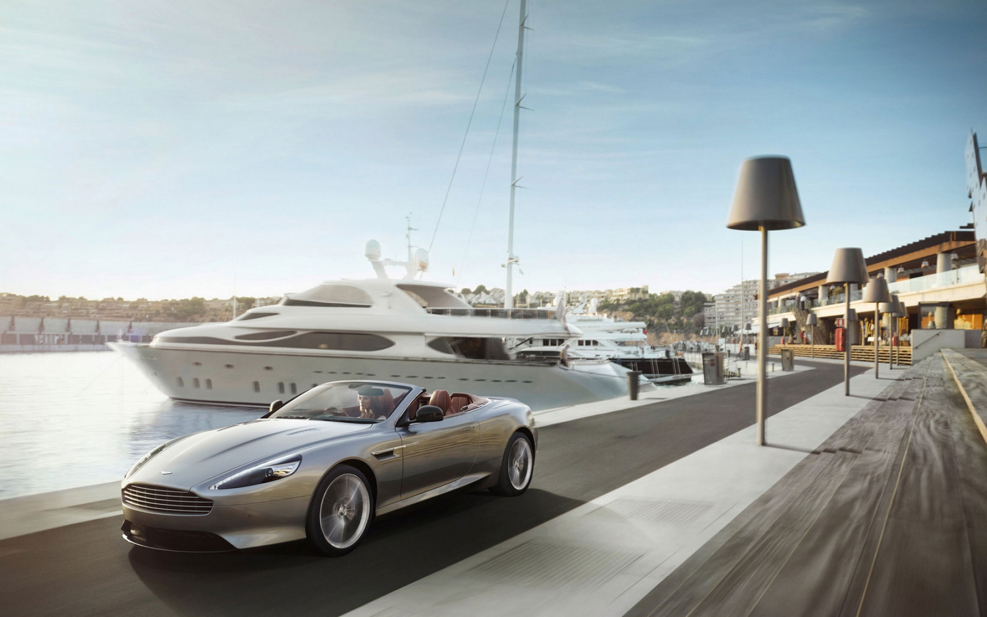 Картинки Aston Martin, кабриолет, причал, лодка, движение фото и обои на рабочий стол