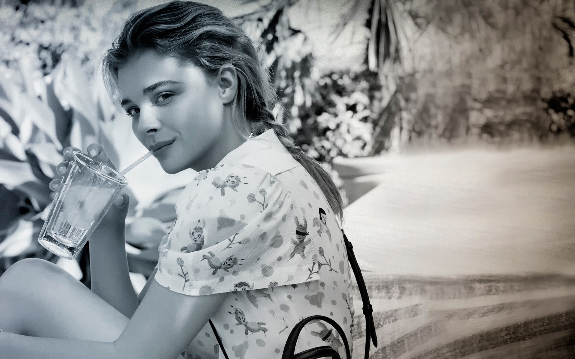Картинки Chloe moretz, актриса, знаменитость, взгляд, стекло, bw фото и обои на рабочий стол