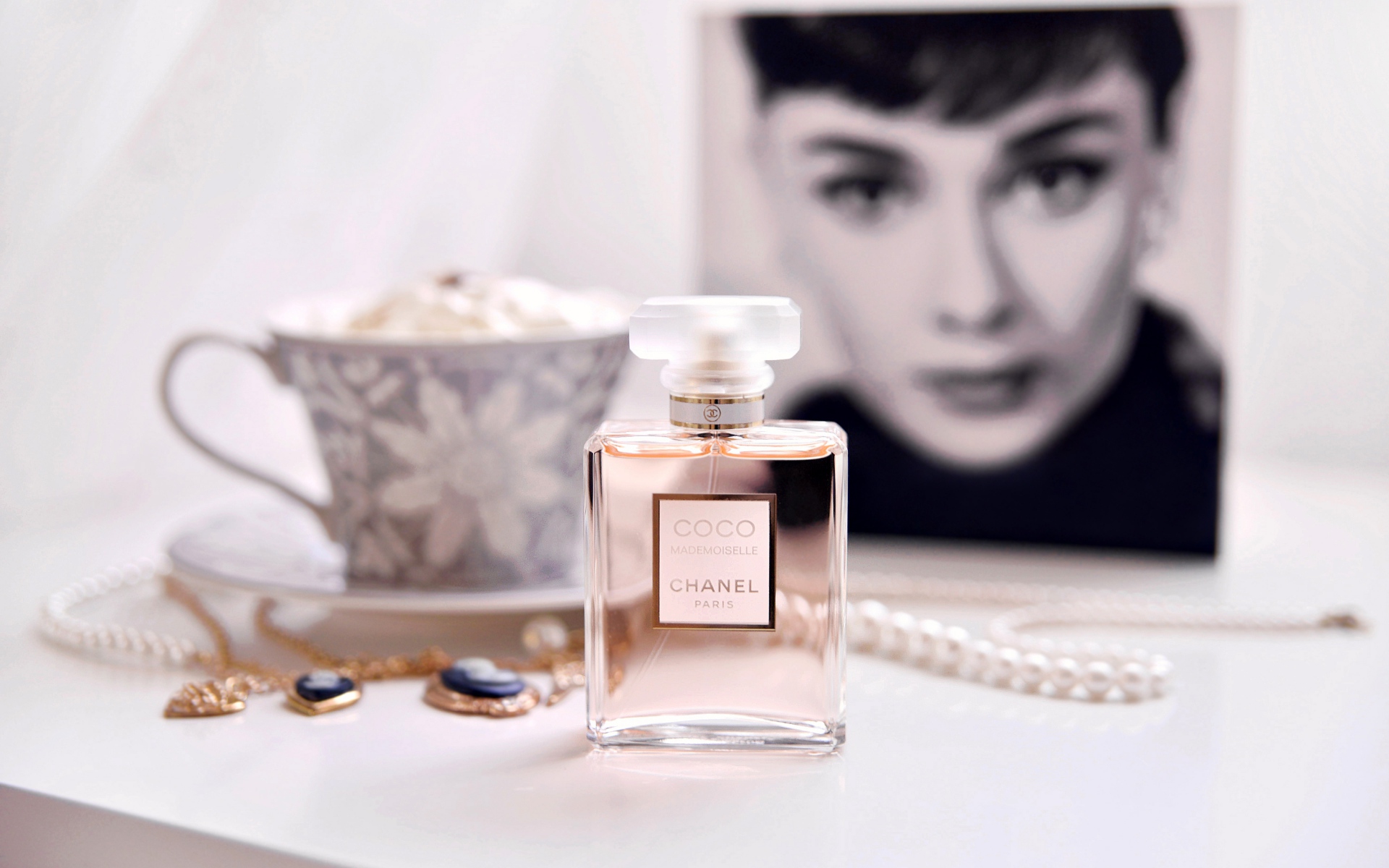 Картинки Chanel coco, mademoiselle, парфюм, audrey hepburn фото и обои на рабочий стол