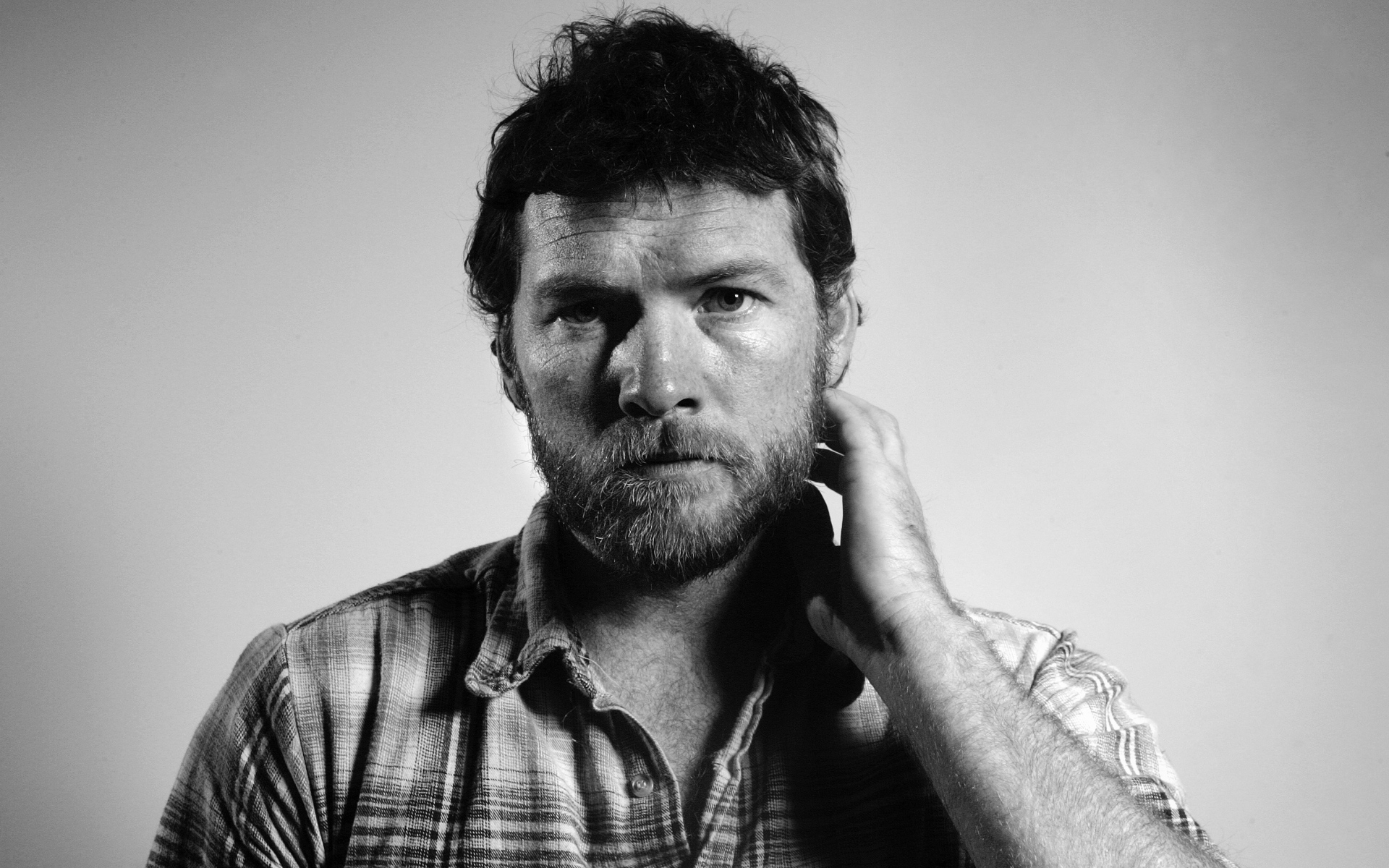 Картинки Sam worthington, лицо, борода, bw фото и обои на рабочий стол