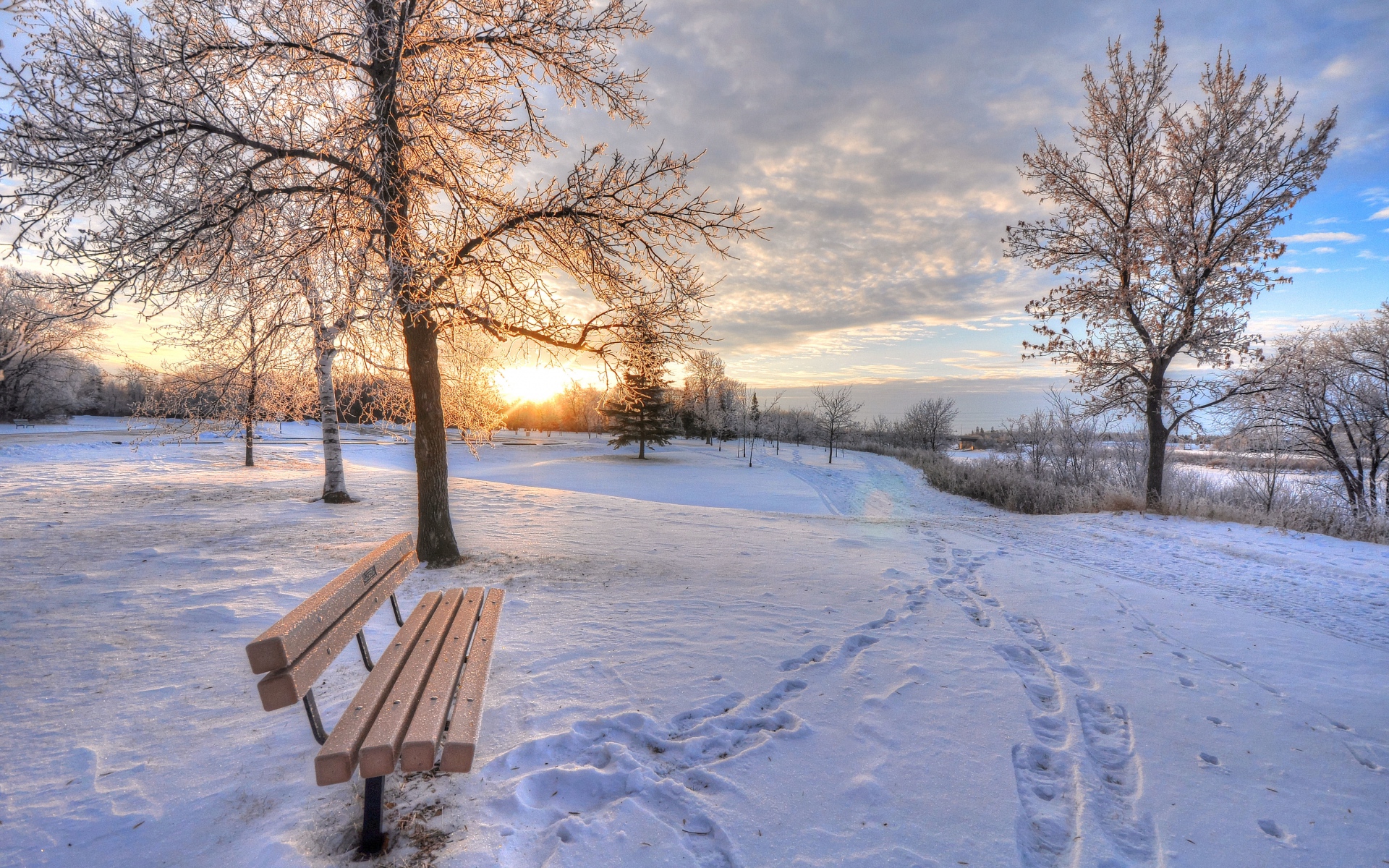Картинки Зима, снег, рассвет, следы, скамейка фото и обои на рабочий стол