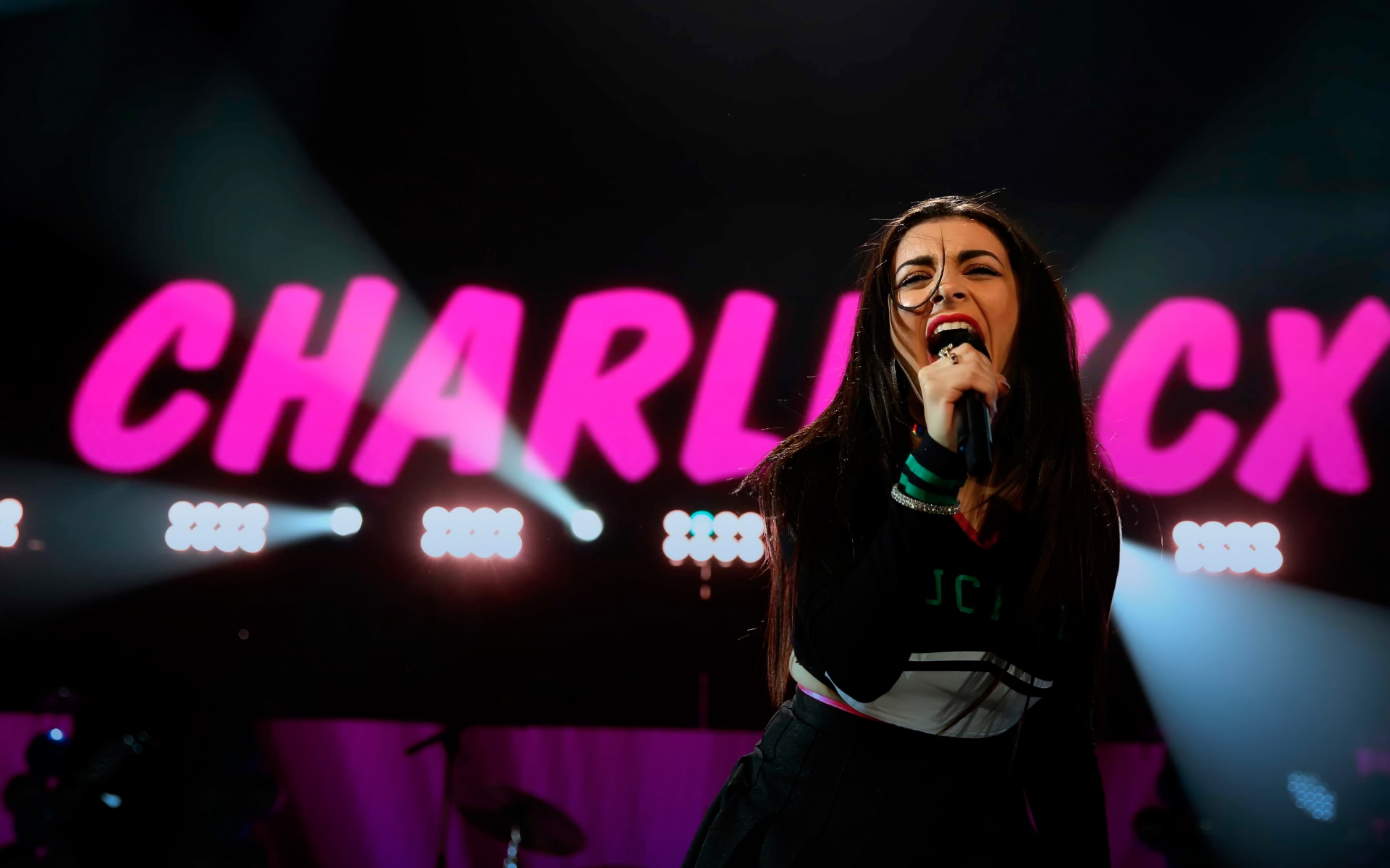 Картинки Charli XCX, выступление, концерт, певица фото и обои на рабочий стол
