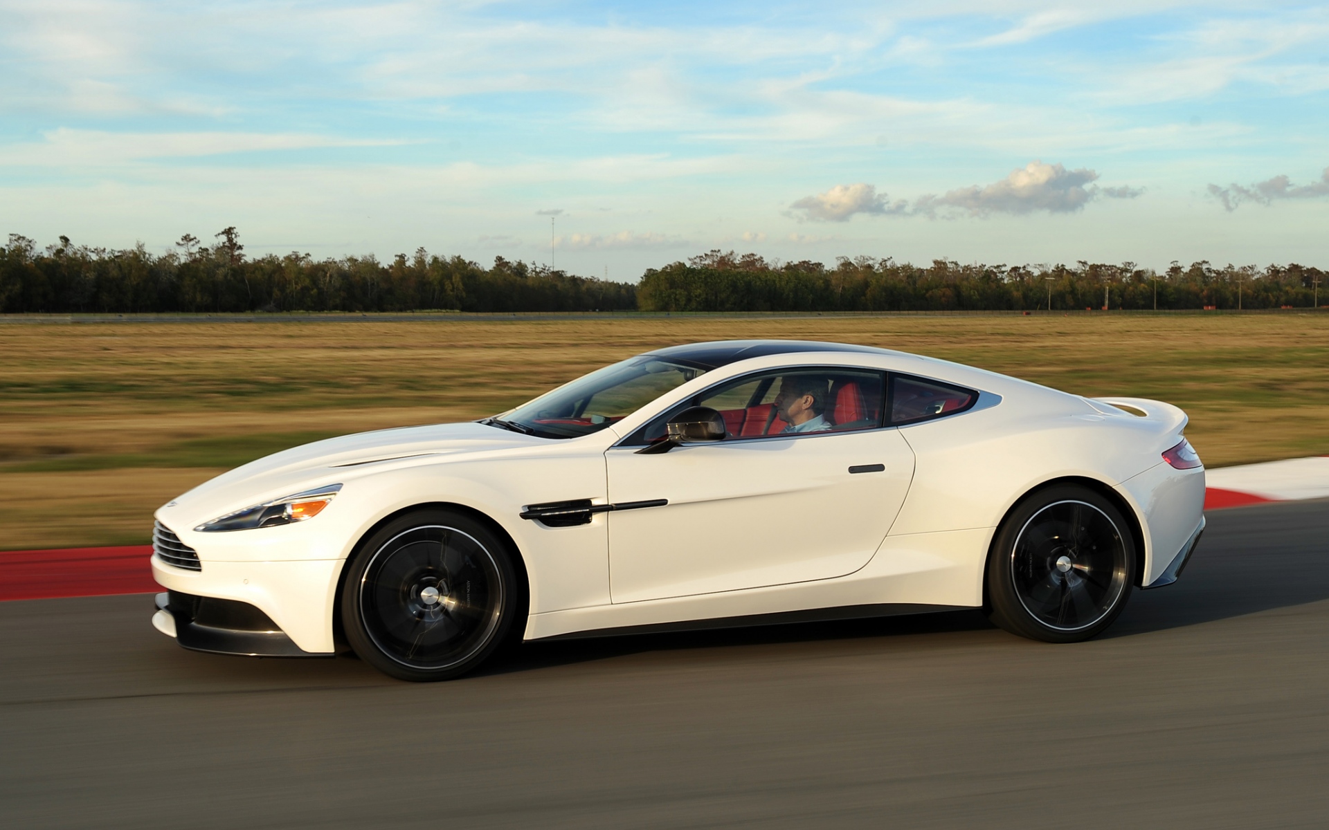 Картинки Aston martin, победить, вид сбоку, белый, движение фото и обои на рабочий стол