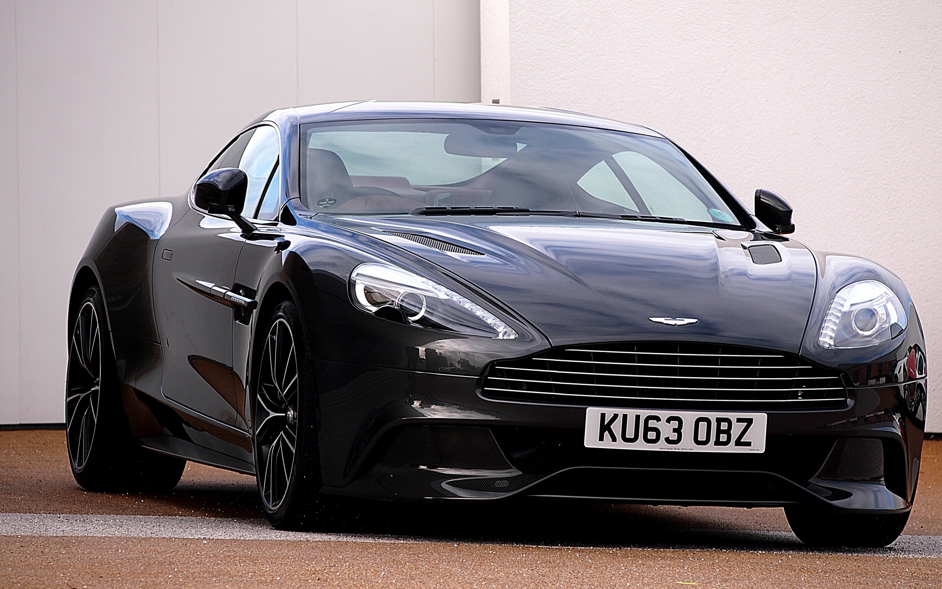 Картинки Aston martin, тюнинг, черный, вид спереди фото и обои на рабочий стол