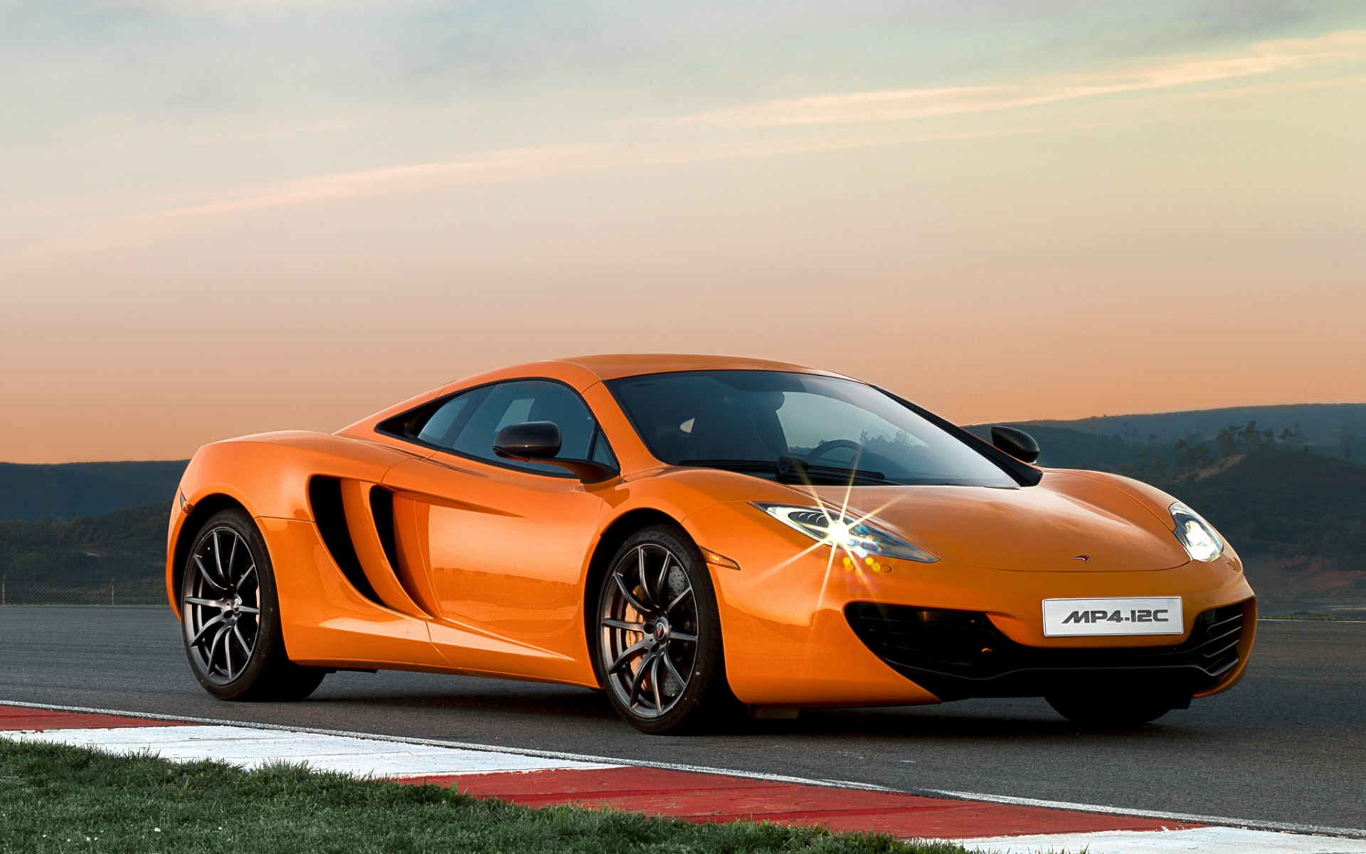 4.12. MCLAREN mp4-12c. Автомобиль MCLAREN mp4-12c. Макларен мп4 12с. Макларен машина оранжевая.