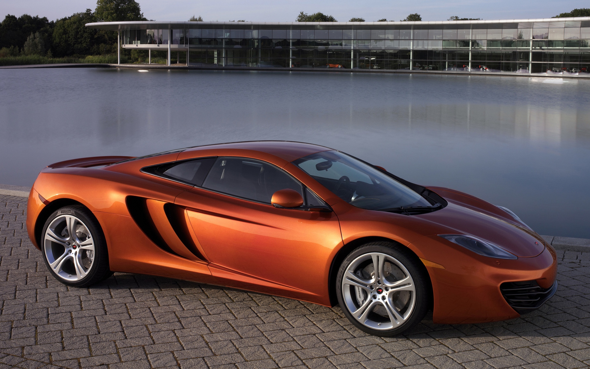 Картинки Mclaren, mp4-12c, бассейн, автомобиль фото и обои на рабочий стол