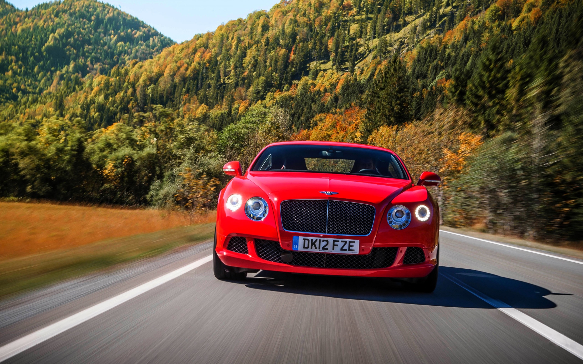Картинки Bentley, континентальная, г.т., красный, вид спереди, движение, скорость, дорога фото и обои на рабочий стол