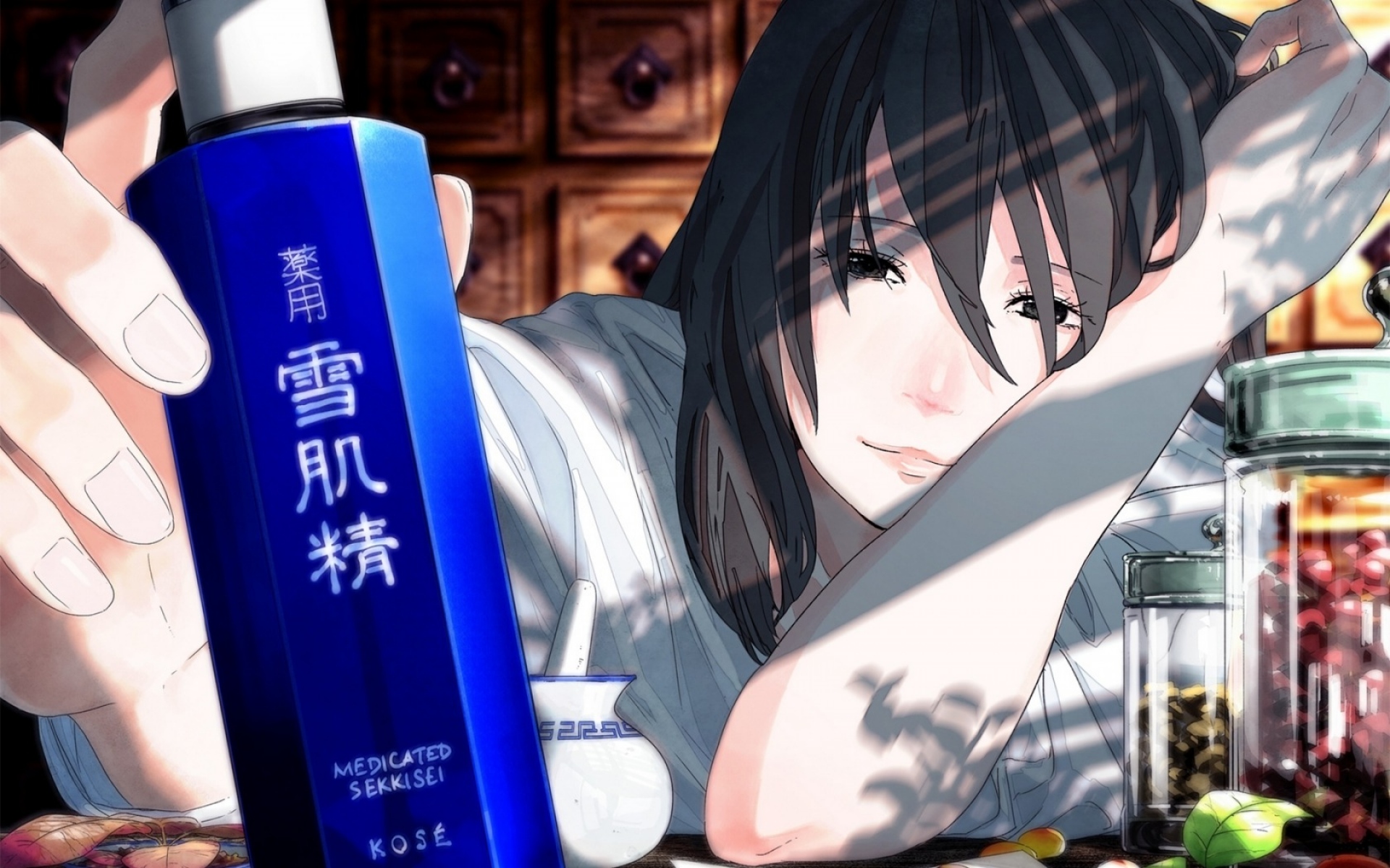 Картинки Kurono-kuro, девушка, бутылка, рука фото и обои на рабочий стол