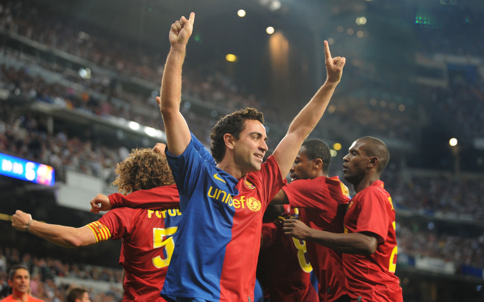 Картинки Xavi hernandez, santiago bernabeu, барселона, футбол фото и обои на рабочий стол