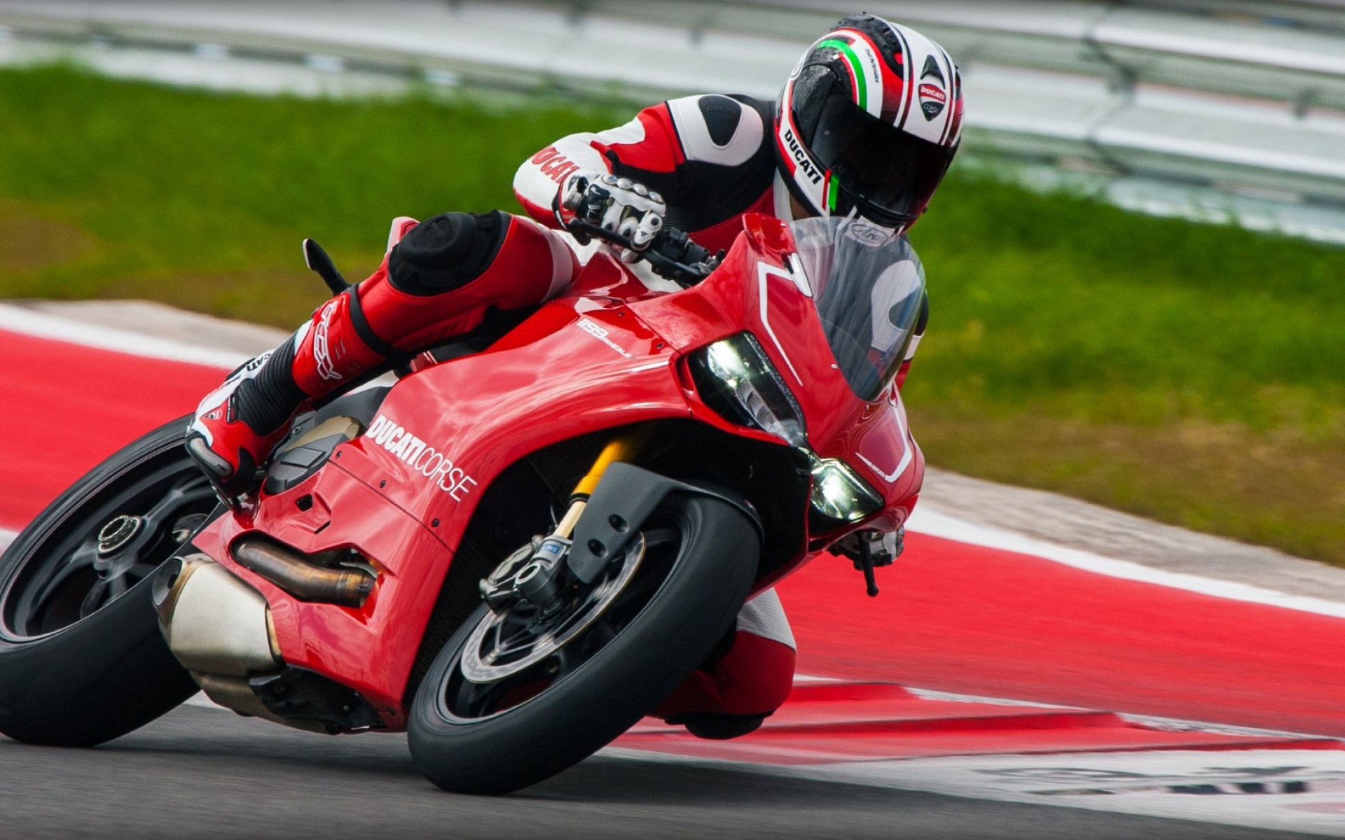 Картинки Ducati, 1199, panigale r, 2013, motorcyclist, motion фото и обои на рабочий стол