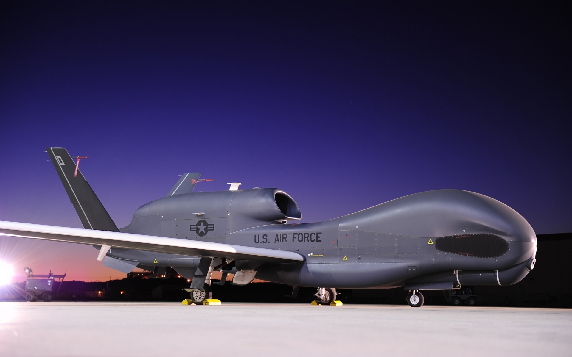 Картинки Northrop grumman, rq-4, аэродром, самолет фото и обои на рабочий стол