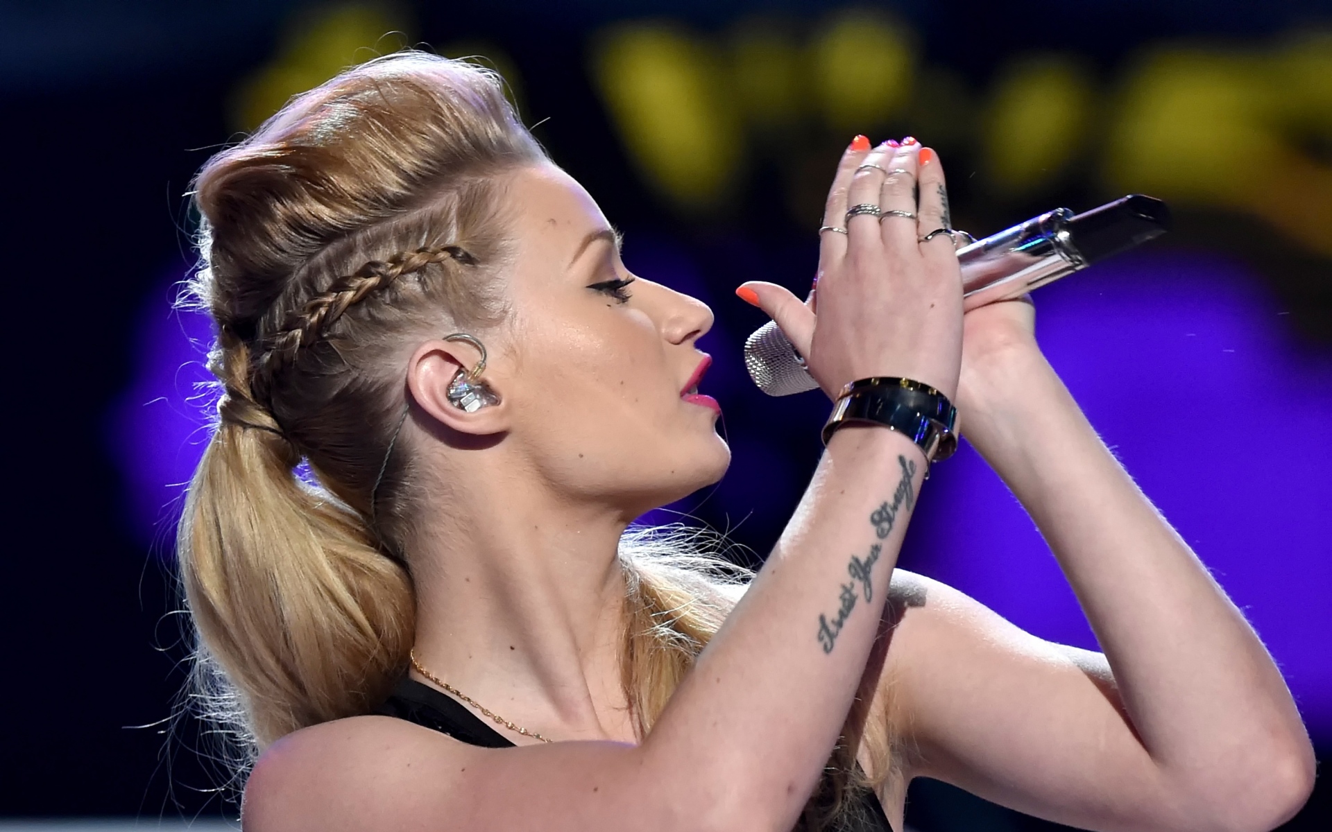 Картинки Iggy azalea, певец, тату, микрофон фото и обои на рабочий стол