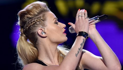 Iggy azalea, певец, тату, микрофон