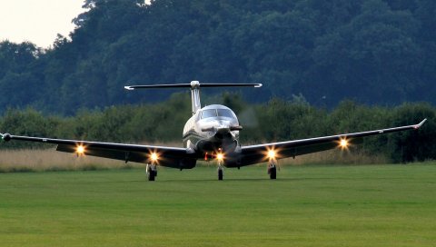 Pilatus PC-12, самолет, взлет, свет