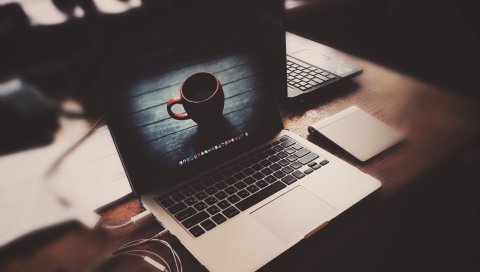 MacBook Pro, Apple, ноутбук, наушники, стол
