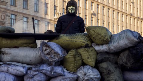 парень Фокс маски, маска анонимус, вендетта маски, маска v, арест,лондон, протестанты, 2014