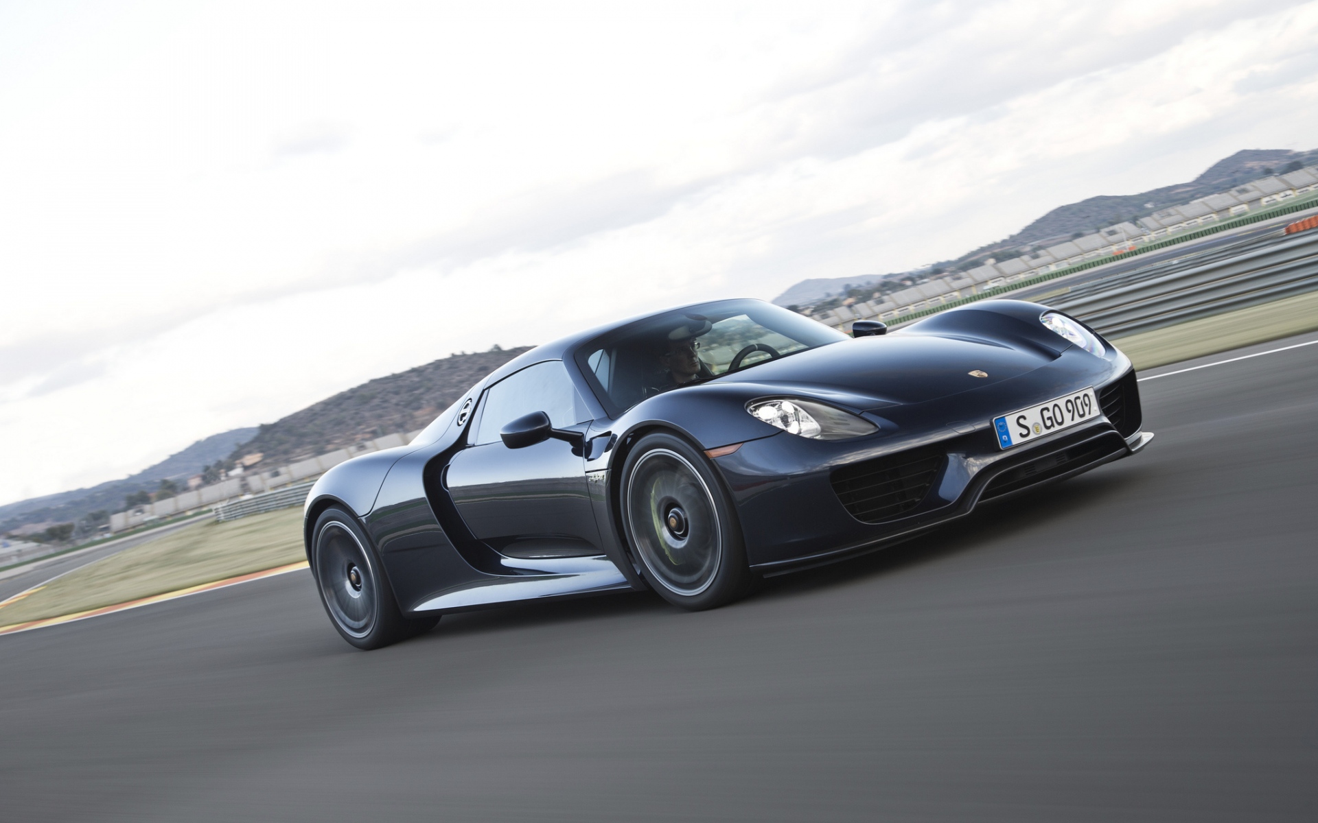 Картинки 2015, porsche, 918, spyder, черный, вид сбоку, скорость фото и обои на рабочий стол