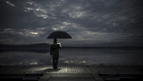 Человек, зонтик, ночь, пирс
