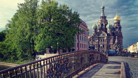 Санкт-Петербург, Россия, храм, спаситель на пролитой крови, купол, мост, облака
