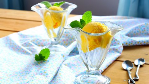 Мороженое, посуда, ложки, ткань